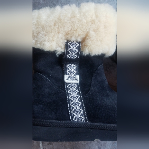 NWOT UGG   sheepskin boots black size 7 women - Picture 3 of 6